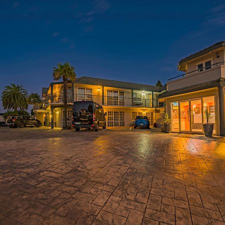 Silver Fern Rotorua Suites & Spa Exterior foto The hotel at night