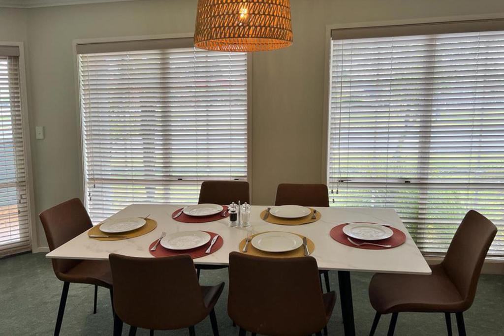 Silver Fern Rotorua Suites & Spa Exterior foto A dining room table set for a meal