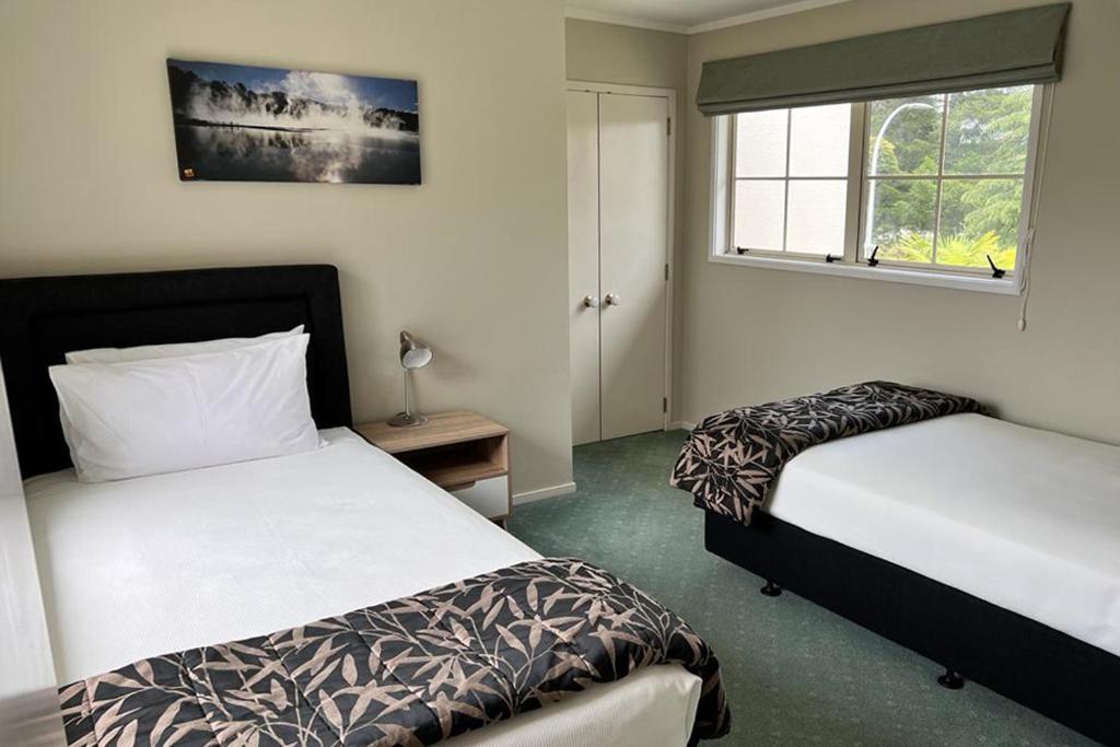 Silver Fern Rotorua Suites & Spa Exterior foto A bedroom at the hotel