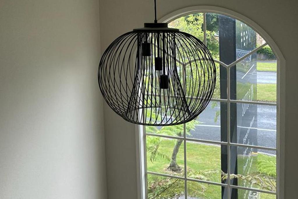 Silver Fern Rotorua Suites & Spa Exterior foto A pendant light