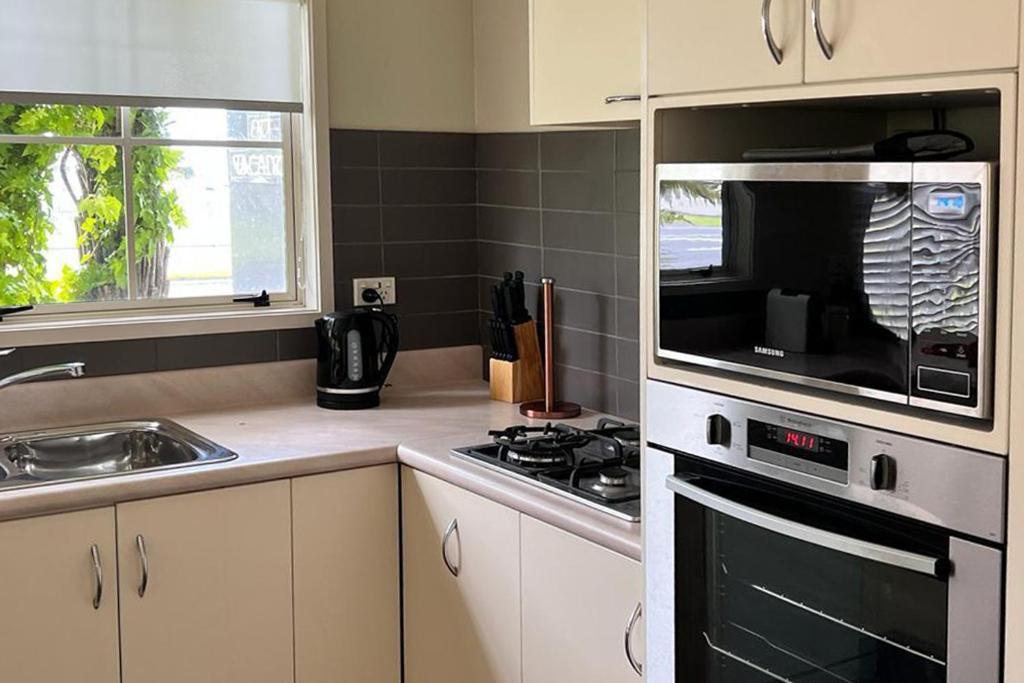 Silver Fern Rotorua Suites & Spa Exterior foto A modern Australian kitchen