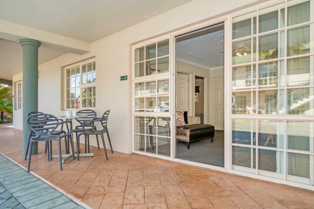 Silver Fern Rotorua Suites & Spa Exterior foto A sliding door