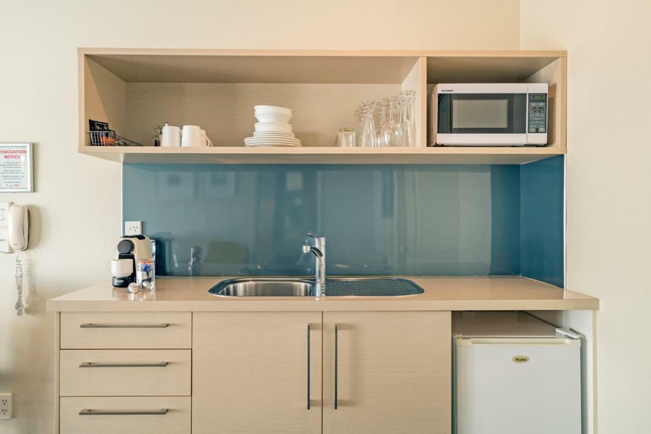 Silver Fern Rotorua Suites & Spa Exterior foto A kitchenette in a hotel room