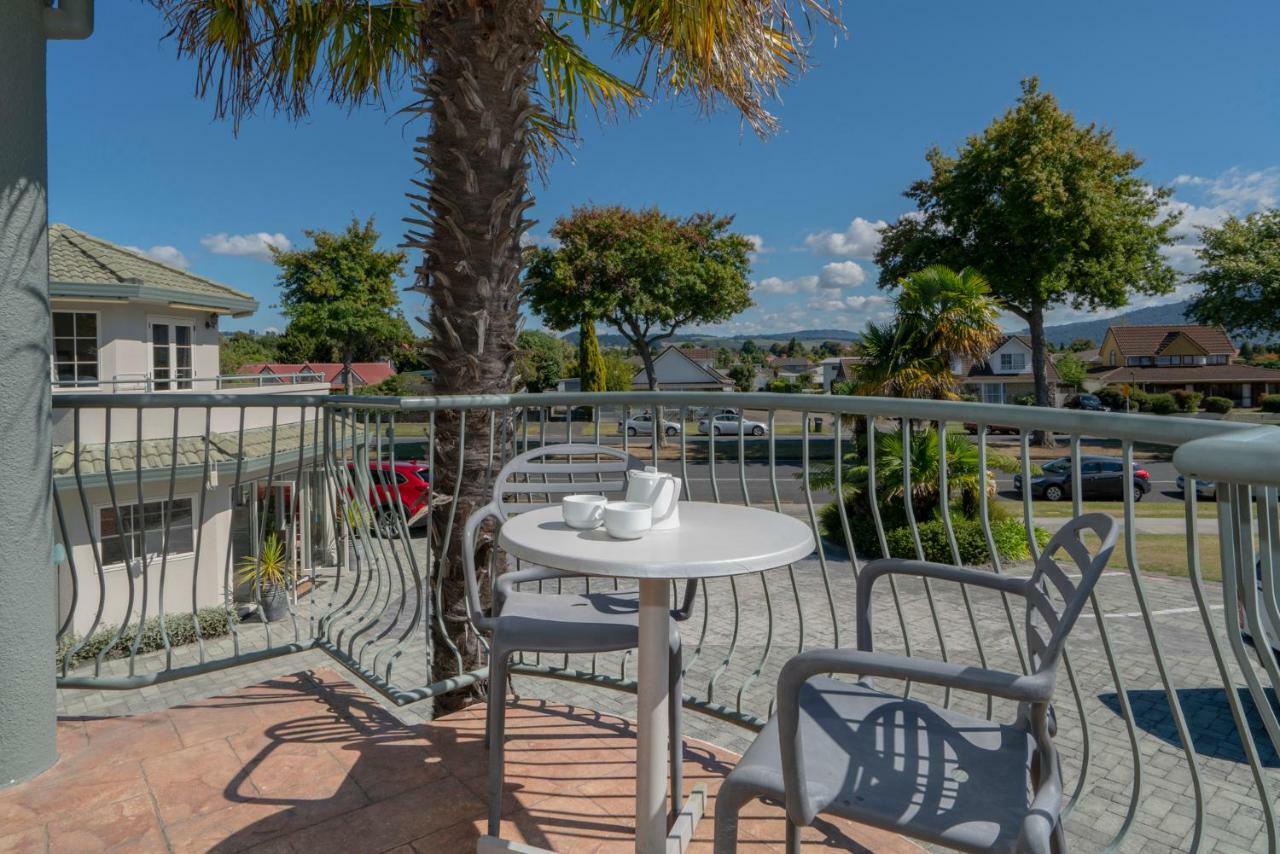 Silver Fern Rotorua Suites & Spa Exterior foto A balcony in Queenstown, New Zealand