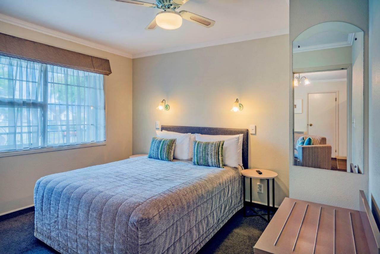 Silver Fern Rotorua Suites & Spa Exterior foto A bedroom at the hotel