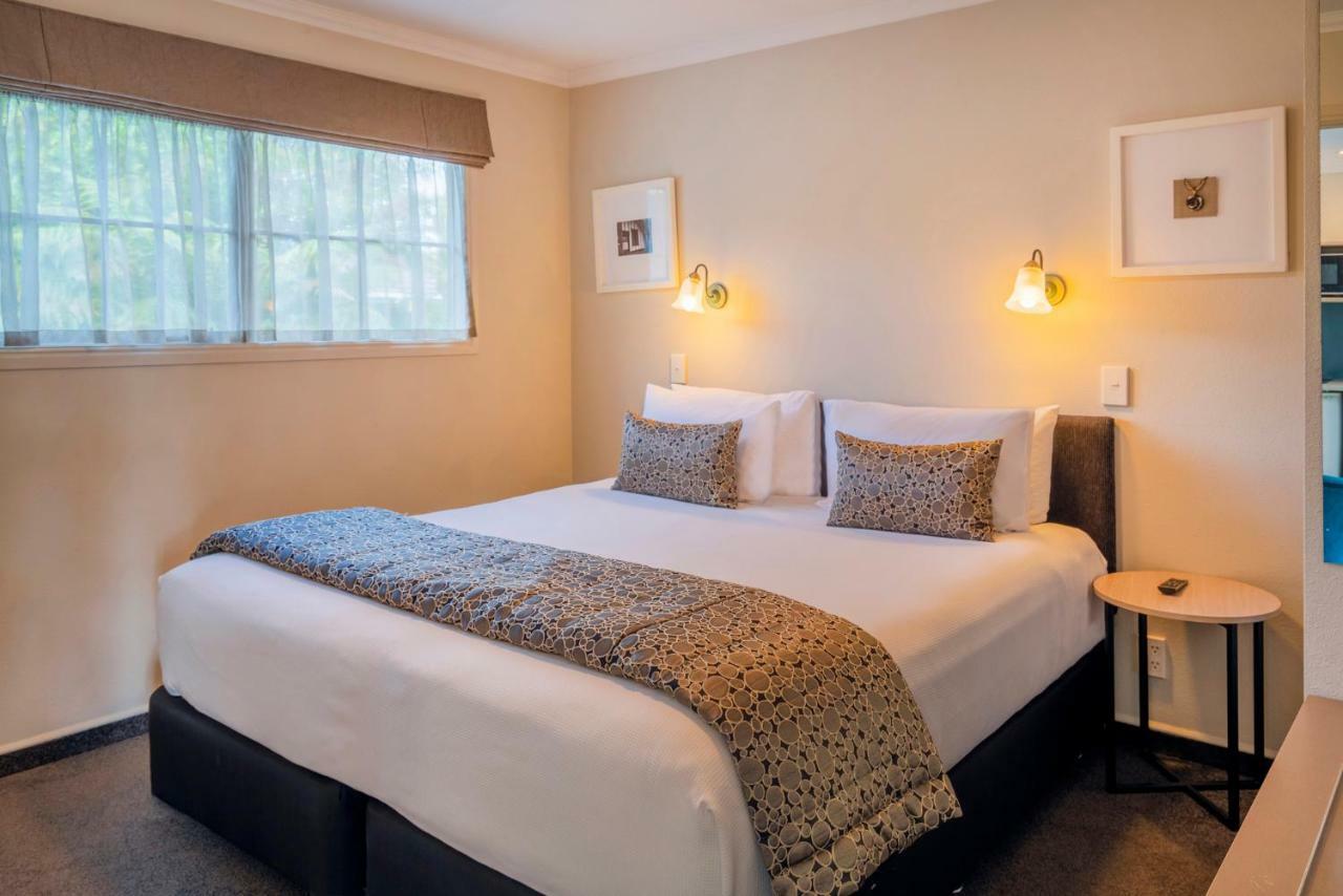 Silver Fern Rotorua Suites & Spa Exterior foto A bedroom at the hotel
