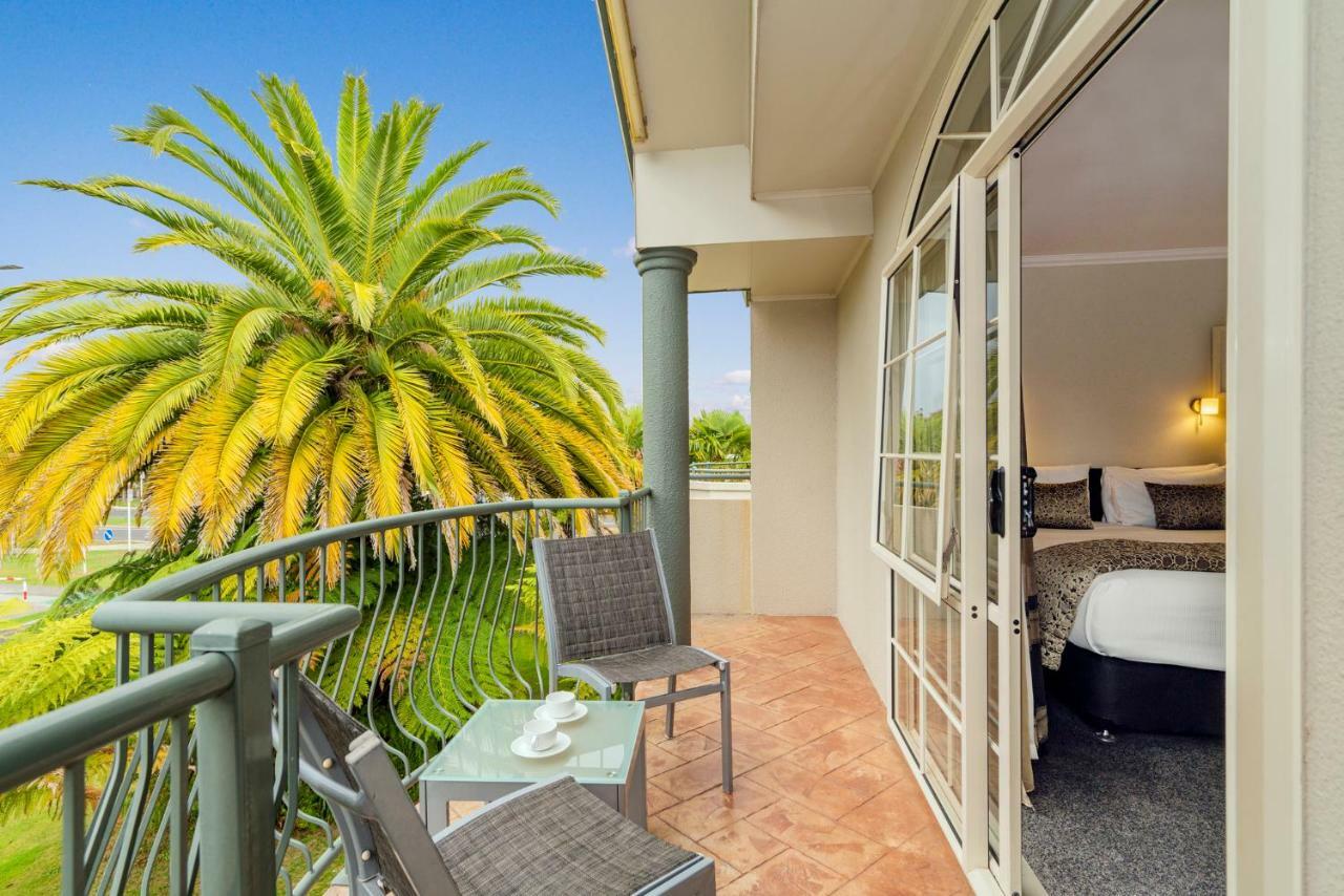 Silver Fern Rotorua Suites & Spa Exterior foto A balcony at the hotel