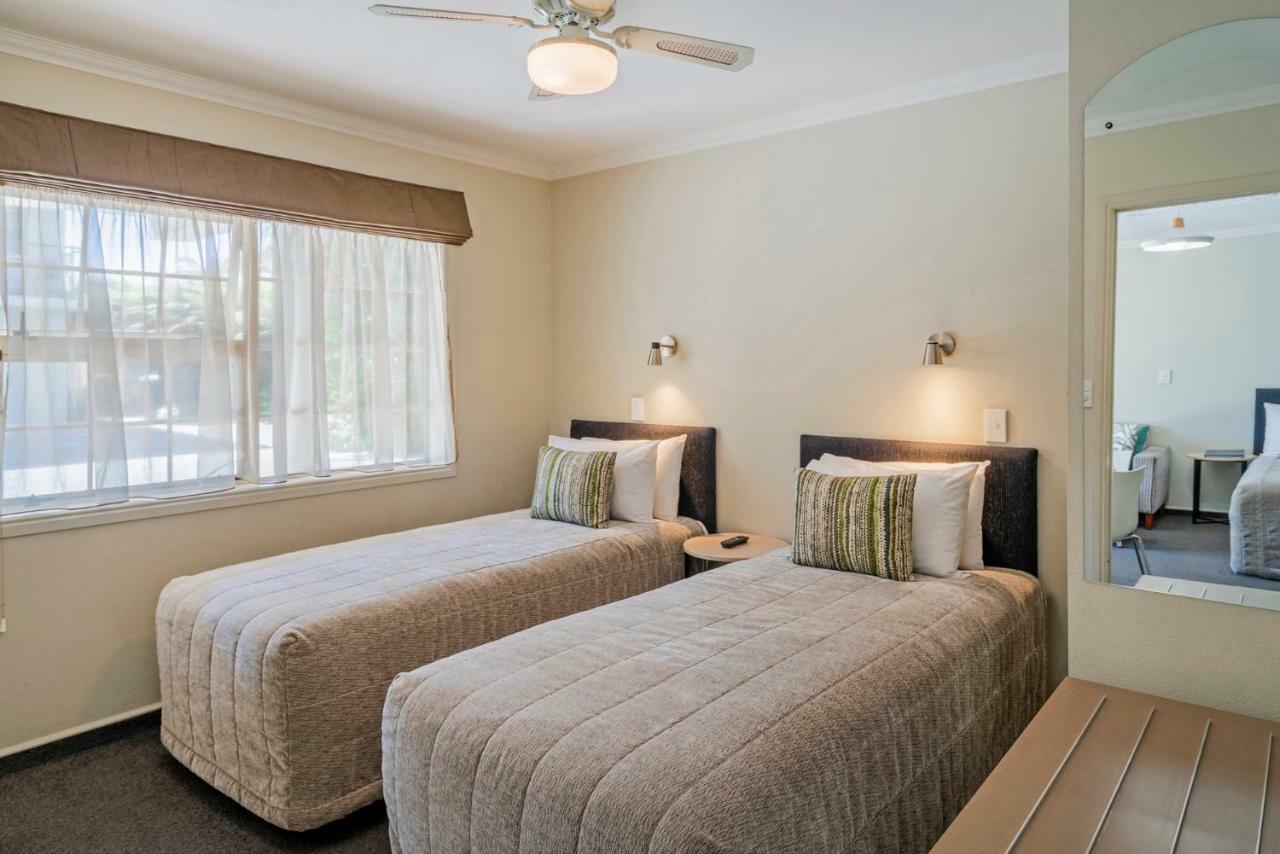 Silver Fern Rotorua Suites & Spa Exterior foto A typical bedroom at the hotel