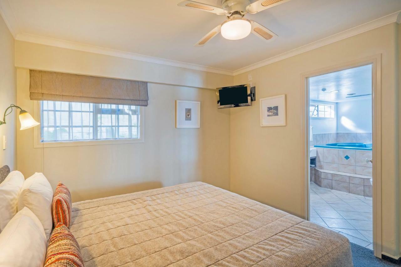 Silver Fern Rotorua Suites & Spa Exterior foto A bedroom at the hotel