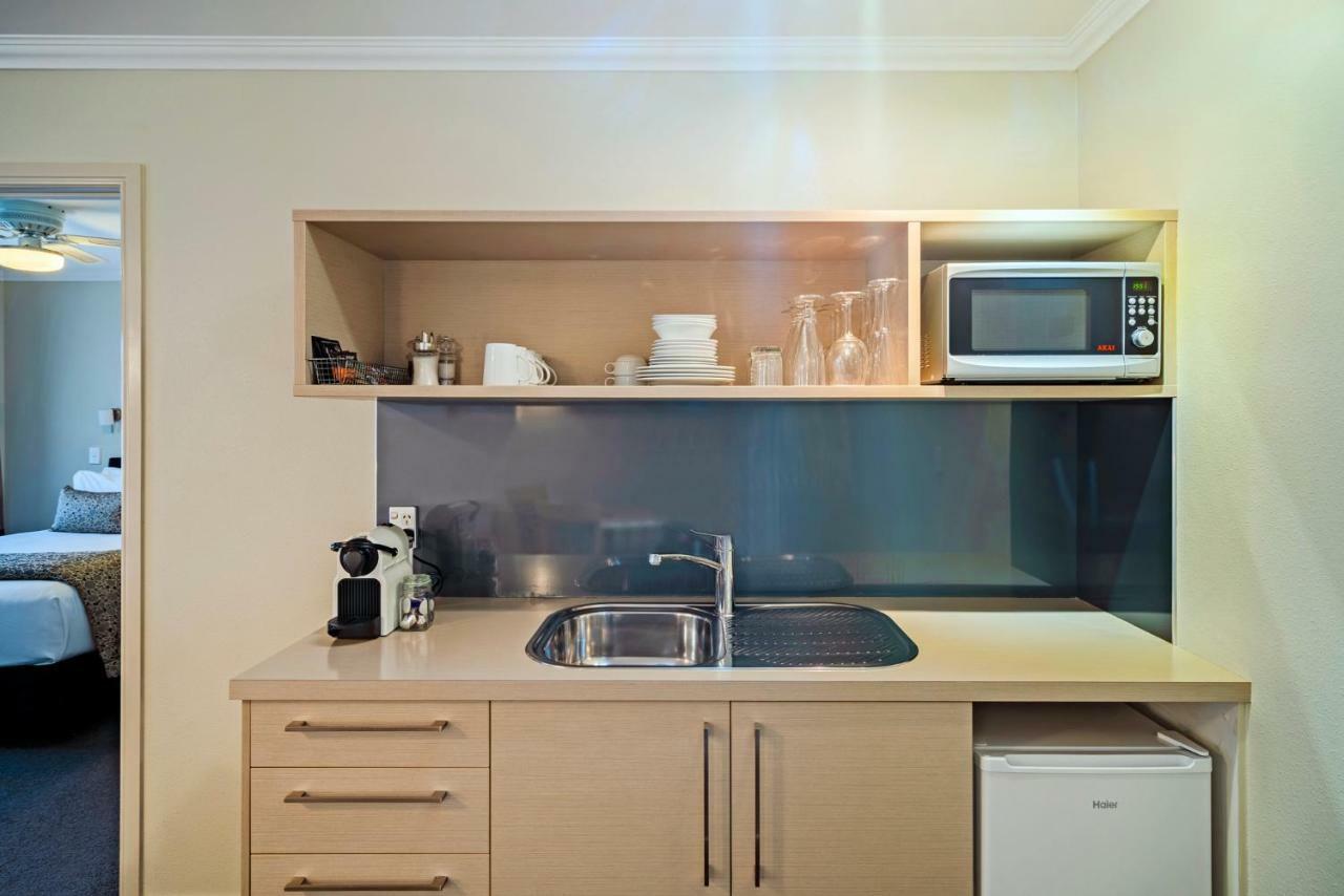 Silver Fern Rotorua Suites & Spa Exterior foto A kitchenette in a hotel room