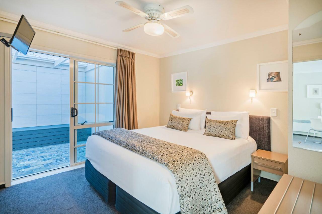 Silver Fern Rotorua Suites & Spa Exterior foto A bedroom at the hotel