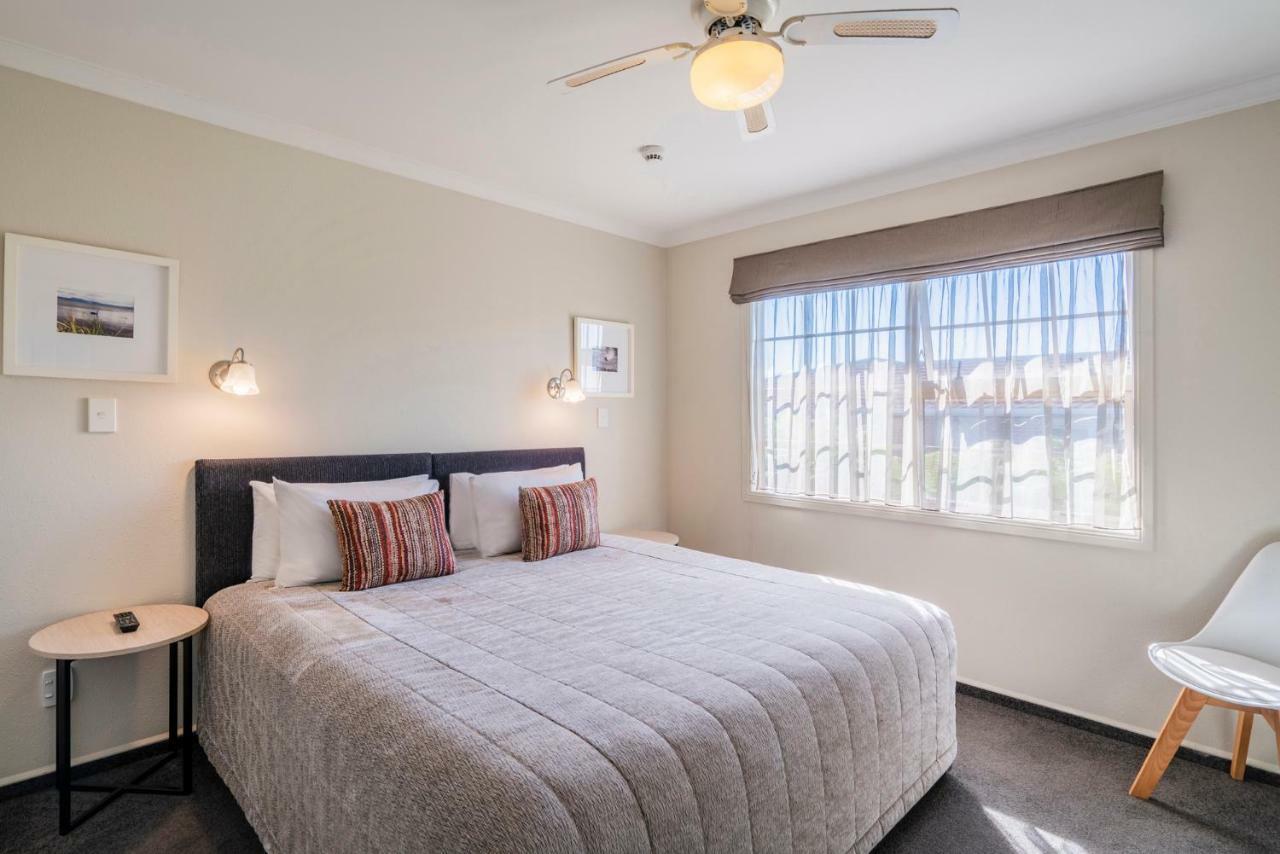 Silver Fern Rotorua Suites & Spa Exterior foto A bedroom at the hotel