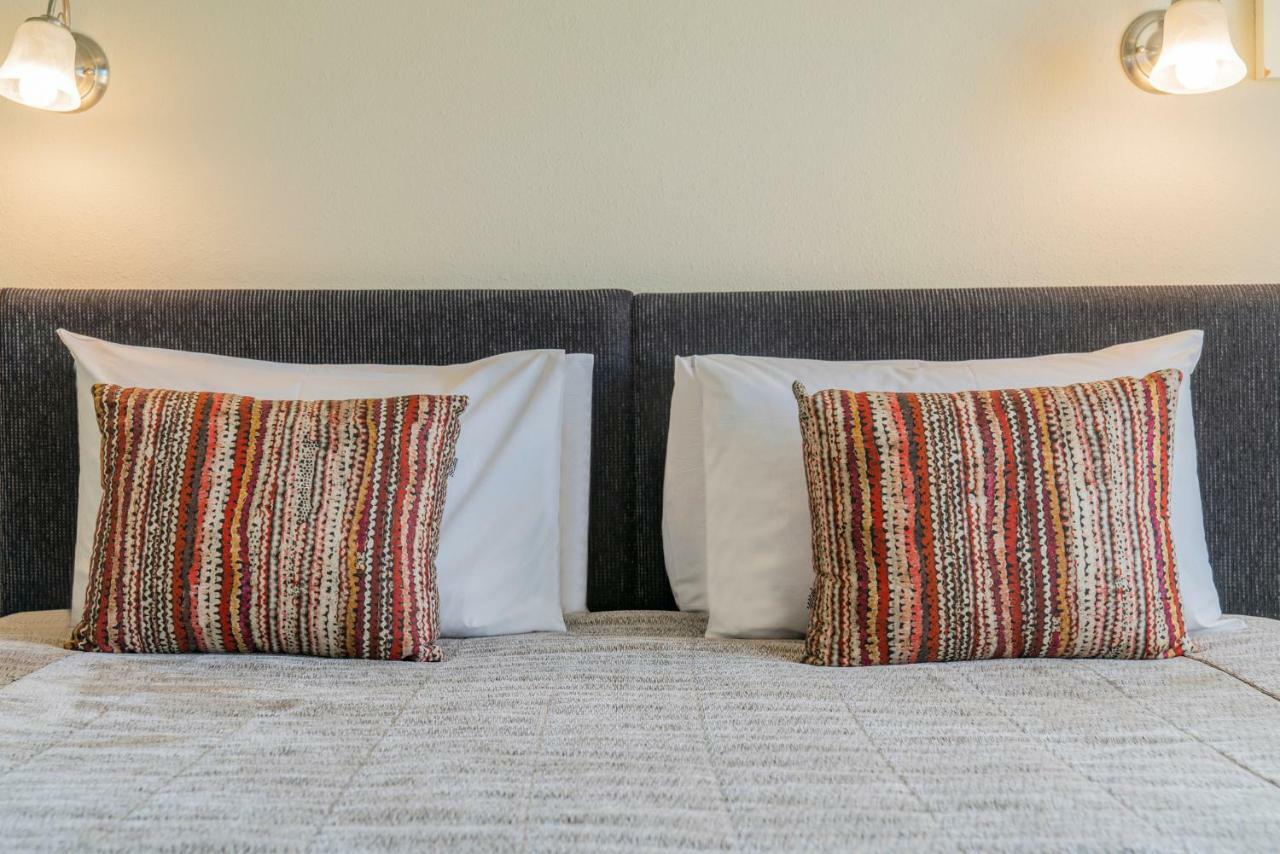 Silver Fern Rotorua Suites & Spa Exterior foto Two cushions on a bed