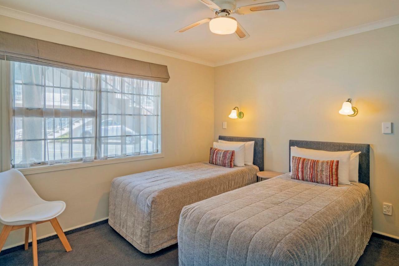 Silver Fern Rotorua Suites & Spa Exterior foto A typical bedroom at the motel