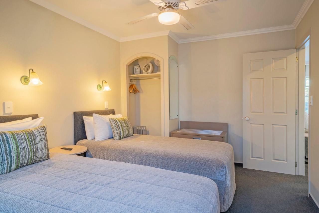 Silver Fern Rotorua Suites & Spa Exterior foto A bedroom at the hotel